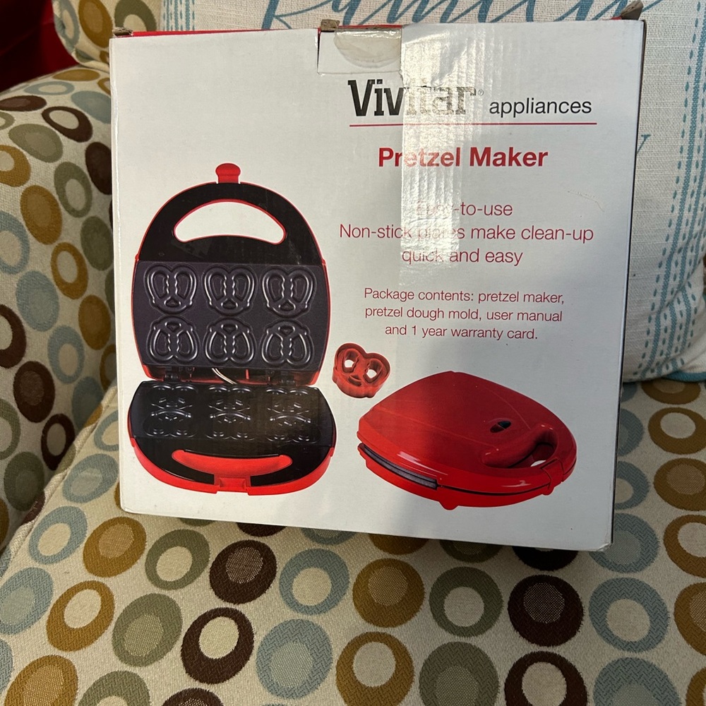 Vivitar pretzel maker brand new red in color